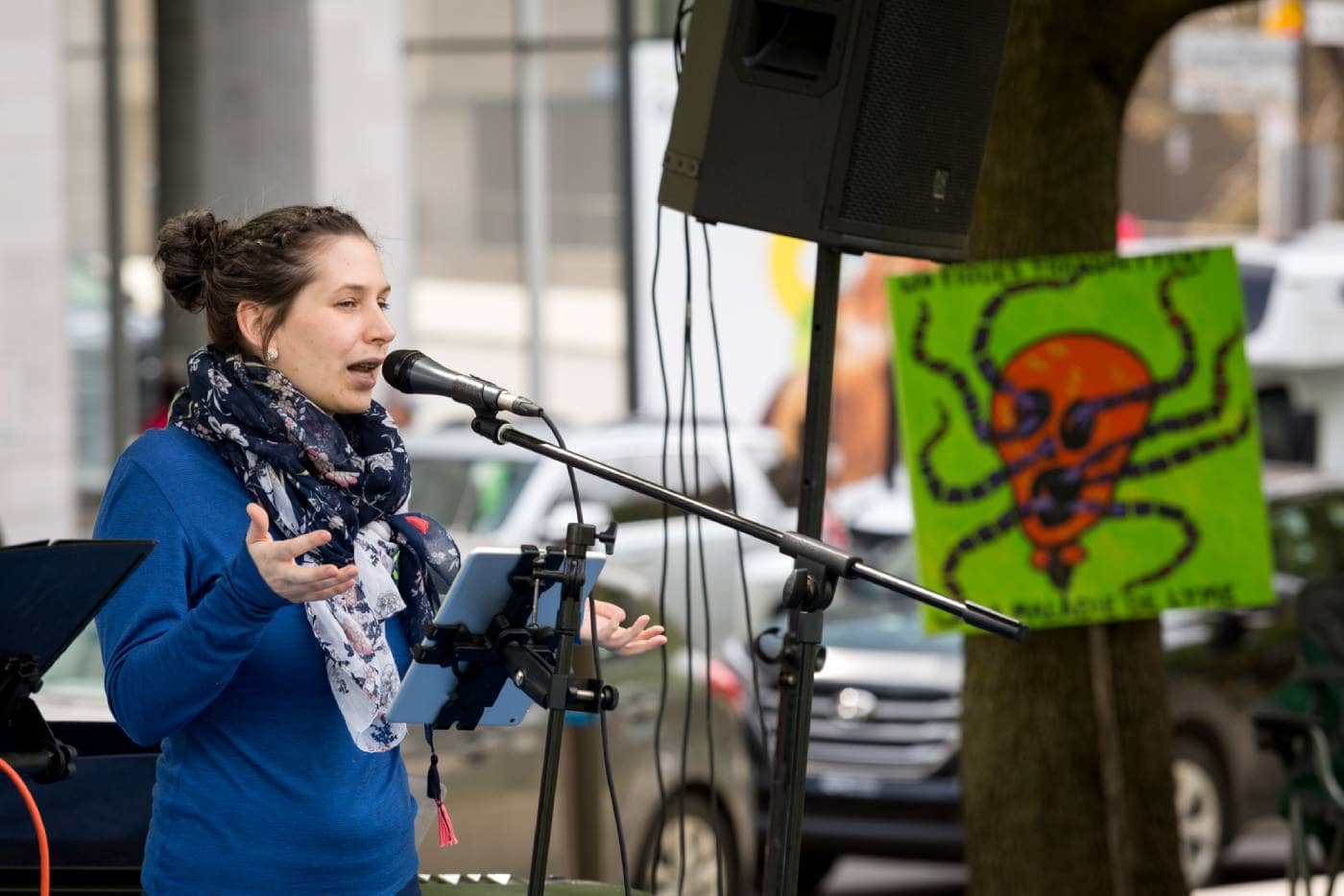 Jeune femme parlant au micro dans une manifestation pour la sensibilisation à la maladie de Lyme