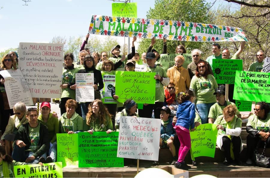 Groupe en manifestation pour soutenir les malades atteints de la maladie de Lyme